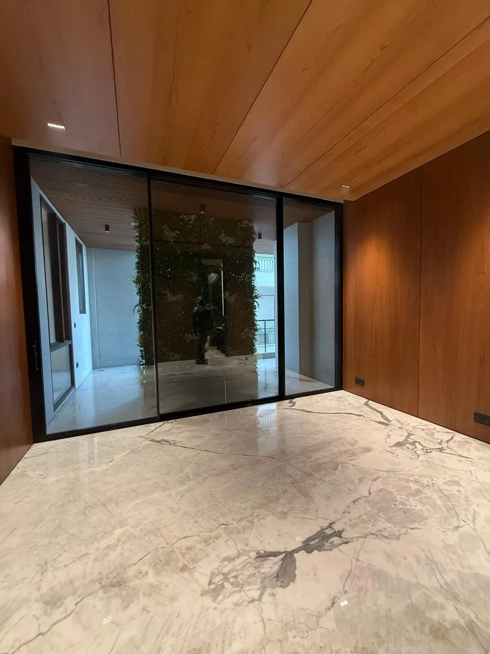 Private lift lobby in oak and marble